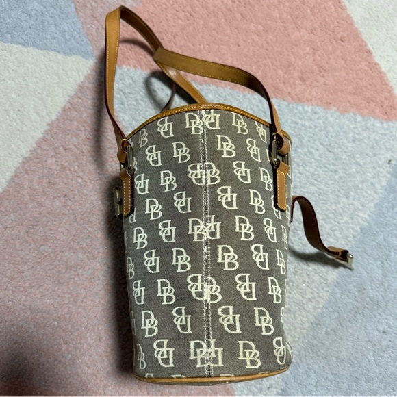 Vintage Authentic Dooney & Bourke Signature Tan & Gray Logo Hobo Bucket Bag - Picture 5 of 9